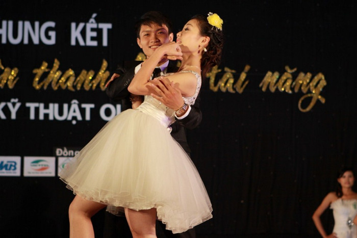 Chùm ảnh: Du ca đường phố, quyên góp tiền ủng hộ học sinh nghèo Chùm ảnh: Những nữ sinh mặc quân phục cảnh sát siêu kute (P1) Vóc dáng yêu kiều của hotgirl Học viện Hàng không