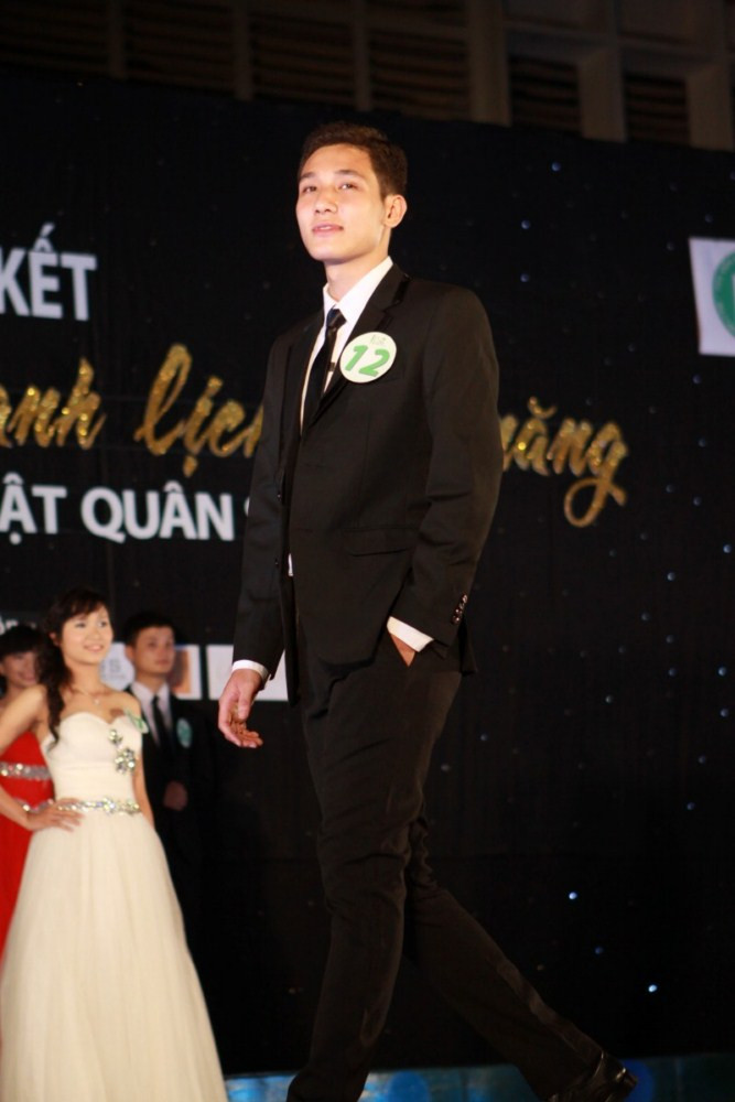 Các nam sinh tự tin bước trên sân khấu. Chùm ảnh: Du ca đường phố, quyên góp tiền ủng hộ học sinh nghèo Chùm ảnh: Những nữ sinh mặc quân phục cảnh sát siêu kute (P1) Vóc dáng yêu kiều của hotgirl Học viện Hàng không