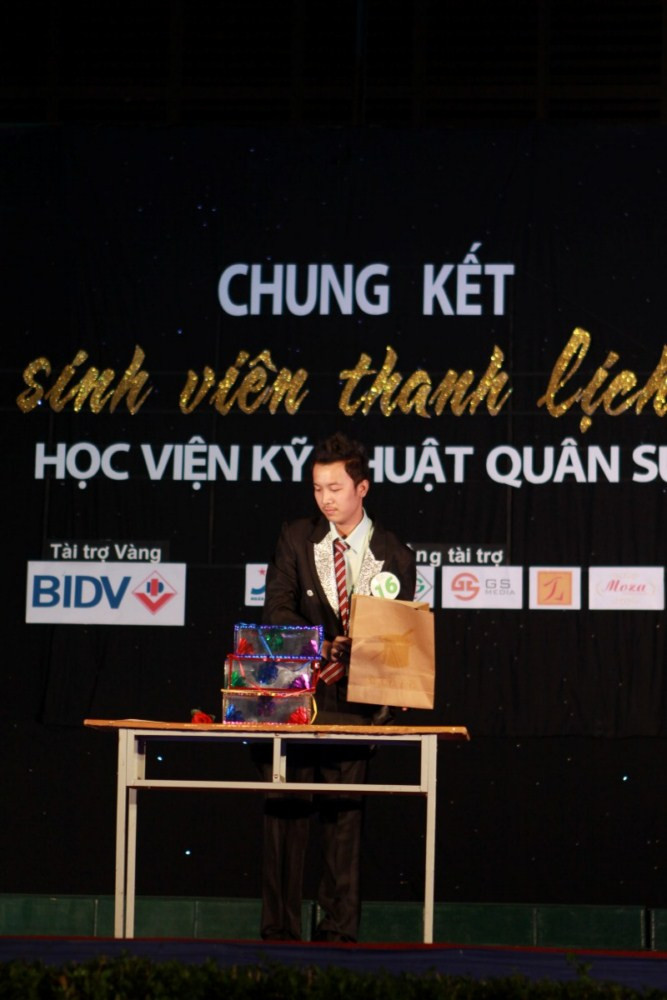 Màn trình diễn ảo thuật của thí sinh Nhông Raksapong, chàng trai đến từ Campuchia. Chùm ảnh: Du ca đường phố, quyên góp tiền ủng hộ học sinh nghèo Chùm ảnh: Những nữ sinh mặc quân phục cảnh sát siêu kute (P1) Vóc dáng yêu kiều của hotgirl Học viện Hàng không