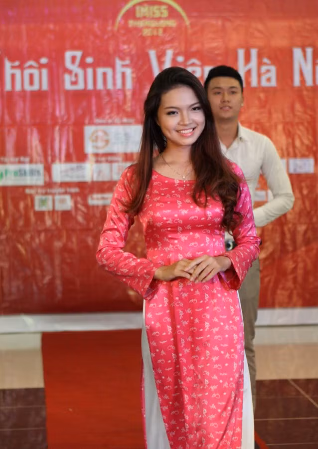Hoa khôi Imiss Thăng Long Đỗ Thùy Dương xinh tươi trong tà áo dài tự tin sải bước trên sàn diễn làm mẫu cho các thí sinh. Ngẩn ngơ vì nhan sắc của Hotgirl Kiều My Chùm ảnh: Nữ sinh ĐH Ngoại thương rạng rỡ ngày khai trường