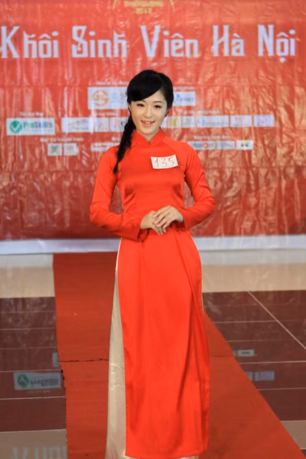 Với tà áo dài đỏ, Phạm Thanh Tâm chia sẻ cô có ước mơ đượctrở thành một nữ tiếp viên hàng không giỏi. Ngẩn ngơ vì nhan sắc của Hotgirl Kiều My Chùm ảnh: Nữ sinh ĐH Ngoại thương rạng rỡ ngày khai trường