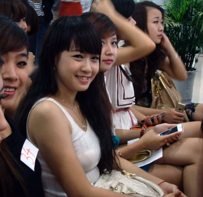 Ngoài ra, các thí sinh sẽ còn được tham gia các hoạt động từ thiện đầy ý nghĩa như: Tặng quà cho trẻ khuyết tật, từ thiện tại làng chài ven sông Hồng. Vẻ đẹp đài các của Miss Ngôi sao Bích Khanh Phát sốt vì cô giáo 9x xinh đẹp của trường chuyên Hà Nội - Amsterdam Gặp cô giáo 9x siêu kute trong ngày khai giảng trường Ams