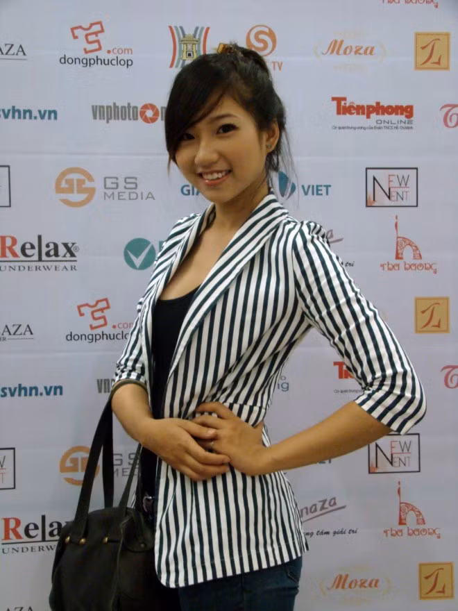 Miss Ảnh của Miss Travel 2012 Bạch Trà My. Vẻ đẹp đài các của Miss Ngôi sao Bích Khanh Phát sốt vì cô giáo 9x xinh đẹp của trường chuyên Hà Nội - Amsterdam Gặp cô giáo 9x siêu kute trong ngày khai giảng trường Ams