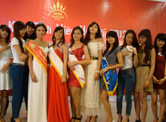 Dàn người đẹp lộng lẫy xuất hiện tại Imiss Thăng Long. Vẻ đẹp đài các của Miss Ngôi sao Bích Khanh Phát sốt vì cô giáo 9x xinh đẹp của trường chuyên Hà Nội - Amsterdam Gặp cô giáo 9x siêu kute trong ngày khai giảng trường Ams