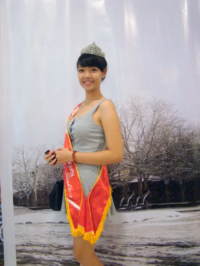 Hoa khôi Duyên dáng Hà thành 2012 Dương Thu Trang dịu dàng xuất hiện trong buổi gặp mặt Imiss Thăng Long. Vẻ đẹp đài các của Miss Ngôi sao Bích Khanh Phát sốt vì cô giáo 9x xinh đẹp của trường chuyên Hà Nội - Amsterdam Gặp cô giáo 9x siêu kute trong ngày khai giảng trường Ams