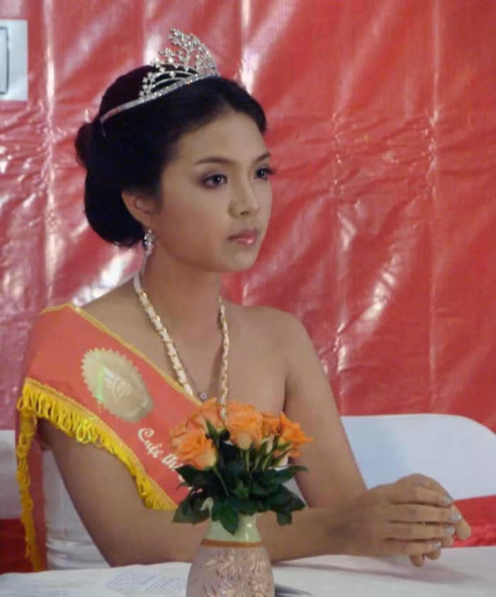 Người đẹp Đỗ Thùy Dương lộng lẫy với vương miện Imiss Thăng Long 2011. Vẻ đẹp đài các của Miss Ngôi sao Bích Khanh Phát sốt vì cô giáo 9x xinh đẹp của trường chuyên Hà Nội - Amsterdam Gặp cô giáo 9x siêu kute trong ngày khai giảng trường Ams