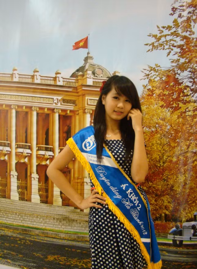 Á khôi 2 Duyên dáng Hà Thành. Vẻ đẹp đài các của Miss Ngôi sao Bích Khanh Phát sốt vì cô giáo 9x xinh đẹp của trường chuyên Hà Nội - Amsterdam Gặp cô giáo 9x siêu kute trong ngày khai giảng trường Ams