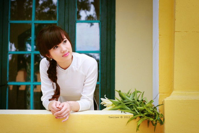 Nguyễn Thị Bích Thảo đến từ Trường ĐH Mở Hà Nội sở hữu gương mặt xinh xắn, dễ thương. Cô nữ sinh này từng giành giải đặc biệt cuộc thi "Đánh thức biểu tượng riêng của bạn từ làn môi cuốn hút, gợi cảm, đầy sắc màu cùng NutriShine” của nhãn hàng L’oreal Paris Viet Nam. 100 người đẹp Imiss Thăng Long nóng bỏng trên sàn Catwalk Những nữ sinh diện áo dài đẹp hơn cả Hoa hậu Mai Phương Thúy (P18) Á khôi ĐH Lao động Xã hội đẹp long lanh giữa đồng hoa cải Ngẩn ngơ vì hotgirl Đại học Ngoại thương