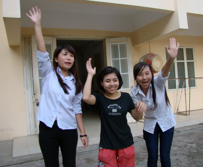 Nụ cười hồn nhiên của em nhỏ bị tật (áo đen) Hot girl ĐH Kinh tế Quốc dân đẹp rạng ngời giữa "phố trung thu" Những gương mặt sáng giá nhất vòng 3 Imiss Thăng Long 2012 "Chết ngất" vì đôi mắt biết cười của Hotgirl Lee Nguyễn 100 người đẹp Imiss Thăng Long nóng bỏng trên sàn Catwalk