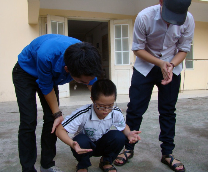 Có em nhỏ tỏ ra nhút nhát, sợ hãi đám đông khiến cho hai nam sinh loay hoay mãi mới thuyết phục em tham gia chơi cùng cả nhóm. Hot girl ĐH Kinh tế Quốc dân đẹp rạng ngời giữa "phố trung thu" Những gương mặt sáng giá nhất vòng 3 Imiss Thăng Long 2012 "Chết ngất" vì đôi mắt biết cười của Hotgirl Lee Nguyễn 100 người đẹp Imiss Thăng Long nóng bỏng trên sàn Catwalk