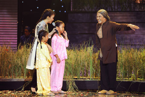 Gần 4 tiếng đồng hồ, Cẩm Ly mặc sức tung hoành trên sân khấu và mang lại cho khán giả những dấu ấn đẹp về một giọng ca ngọt ngào, có thể hát được nhiều thể loại nhạc.(Theo VnE) Gần 4 tiếng đồng hồ, Cẩm Ly mặc sức tung hoành trên sân khấu và mang lại cho khán giả những dấu ấn đẹp về một giọng ca ngọt ngào, có thể hát được nhiều thể loại nhạc.(Theo VnE)