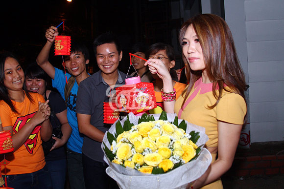 Mỹ Tâm cũng rất thân thiện với các thí sinh khi chia sẻ cảm xúc cùng với những bạn bị loại, thậm chí "họa mi tóc nâu" còn góp ý những chỗ chưa thực sự tốt của từng thí sinh. (Theo Tiin) Mỹ Tâm cũng rất thân thiện với các thí sinh khi chia sẻ cảm xúc cùng với những bạn bị loại, thậm chí "họa mi tóc nâu" còn góp ý những chỗ chưa thực sự tốt của từng thí sinh. (Theo Tiin)