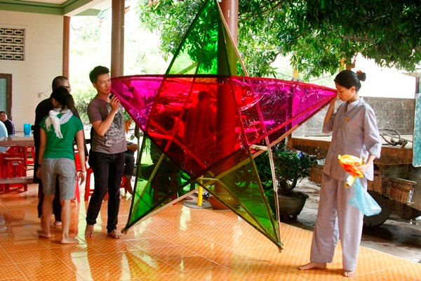 Tại đây, Trang Trần đã cùng với các nhà hảo tâm cùng nhau tự tay làm một chiếc lồng đèn khổng lồ để trang trí cho đêm Trung Thu của các em học sinh người dân tộc. (Theo Kênh 14) Tại đây, Trang Trần đã cùng với các nhà hảo tâm cùng nhau tự tay làm một chiếc lồng đèn khổng lồ để trang trí cho đêm Trung Thu của các em học sinh người dân tộc. (Theo Kênh 14)