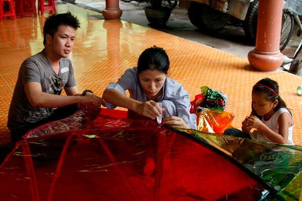 Mới đây, trong chuyến từ thiện của hội thiện nguyện Tâm Thiện Bụi Đời ra miền Trung, Trang Trần đã cùng với những người bạn của mình đem hàng ngàn lồng đèn và bánh trung thu tặng cho các em học sinh người Chăm tại Phan Rang. Mới đây, trong chuyến từ thiện của hội thiện nguyện Tâm Thiện Bụi Đời ra miền Trung, Trang Trần đã cùng với những người bạn của mình đem hàng ngàn lồng đèn và bánh trung thu tặng cho các em học sinh người Chăm tại Phan Rang.