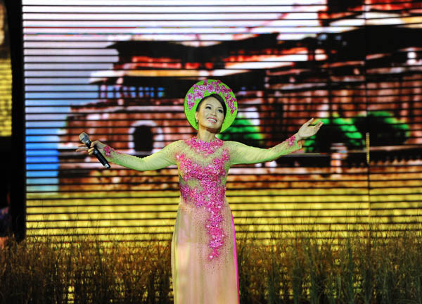 Sau các show "Tự tình quê hương" thành công trước đó, Cẩm Ly tiếp tục mang tiếng hát cống hiến cho khán giả với một chương trình được dàn dựng khá công phu. Do luyện tập vất vả trước đó một tháng nên ngay từ khúc mở màn, khán giả đã nhận thấy sức khỏe của nữ ca sĩ không được tốt thể hiện qua chất giọng. Tuy nhiên, cô vẫn hát rất nhiệt tình. Sau các show "Tự tình quê hương" thành công trước đó, Cẩm Ly tiếp tục mang tiếng hát cống hiến cho khán giả với một chương trình được dàn dựng khá công phu. Do luyện tập vất vả trước đó một tháng nên ngay từ khúc mở màn, khán giả đã nhận thấy sức khỏe của nữ ca sĩ không được tốt thể hiện qua chất giọng. Tuy nhiên, cô vẫn hát rất nhiệt tình.