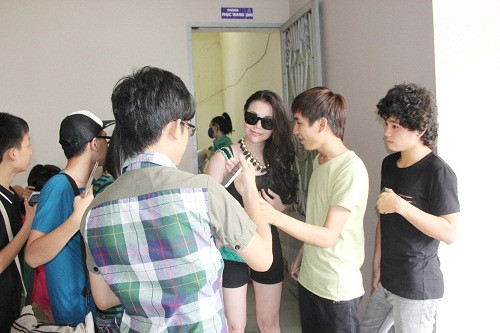 Trà Ngọc Hằng được một bạn fan trẻ tuổi gửi tặng một ca khúc do bạn tự sáng tác đến Trà Hằng.