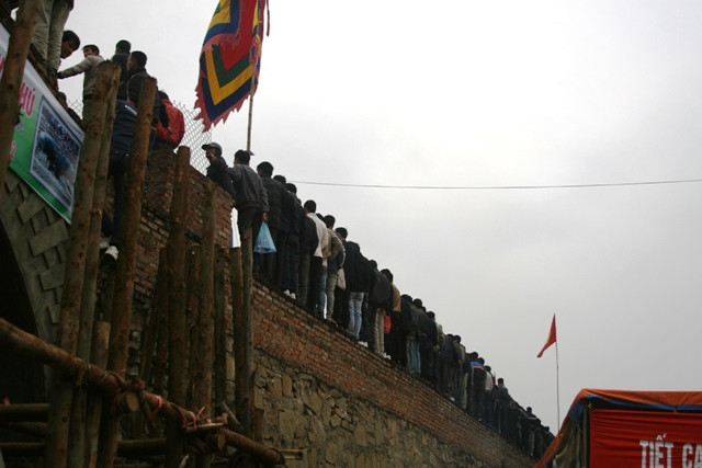 Vây kín bốn thành sân đấu