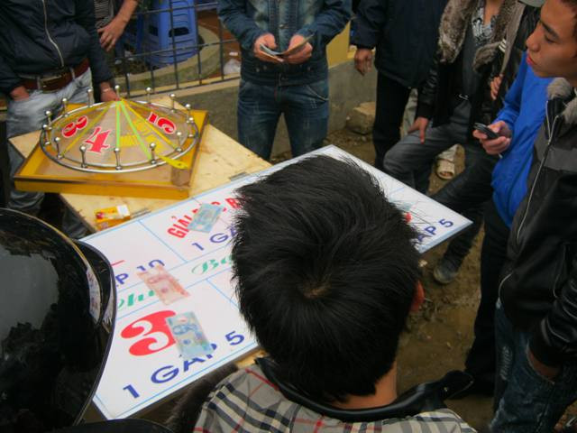 Cờ bạc hoành hành khắp lễ hội Cờ bạc hoành hành khắp lễ hội