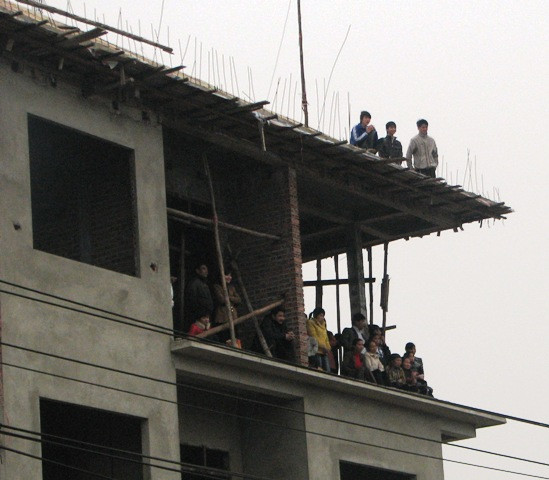 Tận dụng cả nhà đang xây để làm nơi đứng xem