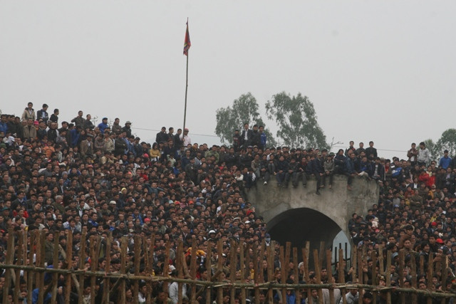 Xung quanh khán đài đã chật cứng người xem