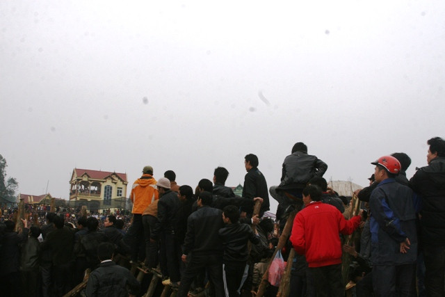 Xô đẩy, chen lấn