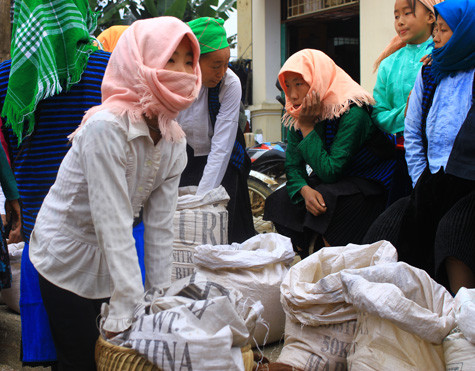 Giá rét vẫn không ngăn cản được trẻ đến buổi chợ phiên có thể kiếm thêm ít tiền Giá rét vẫn không ngăn cản được trẻ đến buổi chợ phiên có thể kiếm thêm ít tiền