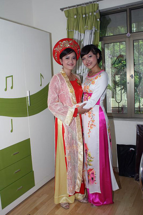 Ngọc Thúy (phải) duyên dáng trong áo dài Ngọc Thúy (phải) duyên dáng trong áo dài