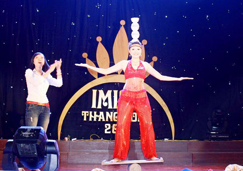 Màn thi ấn tượng này đã đem lại danh hiệu Miss ĐH Thương Mại cho Thúy Màn thi ấn tượng này đã đem lại danh hiệu Miss ĐH Thương Mại cho Thúy