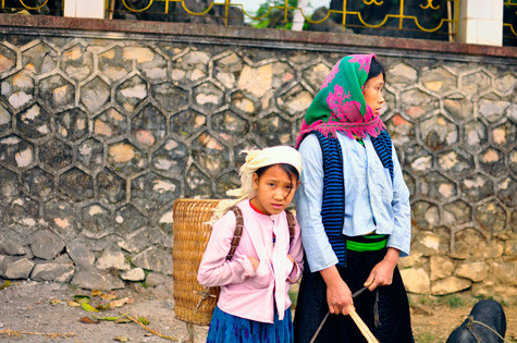 Cô bé gùi hàng giúp mẹ Cô bé gùi hàng giúp mẹ