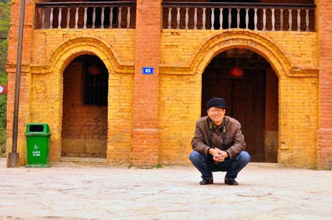 Phóng viên Lại Thìn: Hãy chia sẻ gánh nặng trên vai các em học sinh Phóng viên Lại Thìn: Hãy chia sẻ gánh nặng trên vai các em học sinh