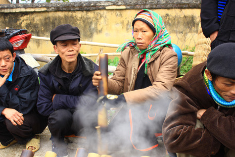 Phụ nữ cũng hút thuốc lào Phụ nữ cũng hút thuốc lào