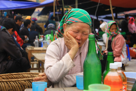 Say rượu tại bàn vẫn còn may. Sau mỗi phiên chợ, rất nhiều người say nằm rải rác ở chợ và trên đường đi. Say rượu tại bàn vẫn còn may. Sau mỗi phiên chợ, rất nhiều người say nằm rải rác ở chợ và trên đường đi.