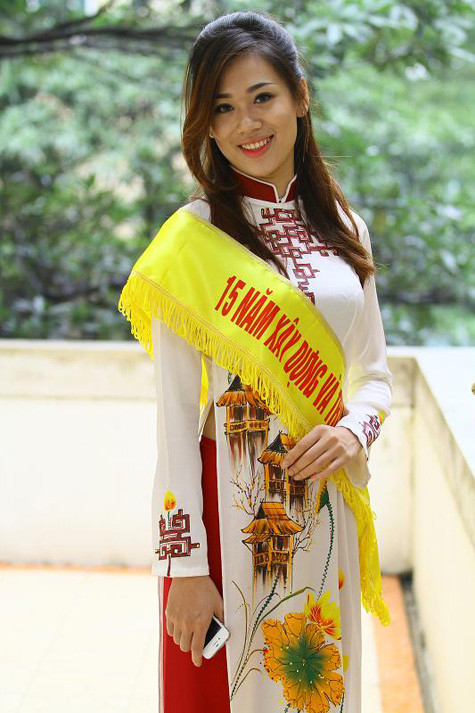Duyên dáng trong tà áo dài nhân dịp Trường ĐH KD&CN đón Thủ tường Nguyễn Tấn Dũng