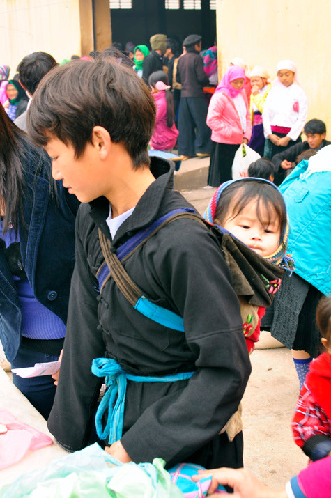 Hai anh em địu nhau đi chợ Hai anh em địu nhau đi chợ