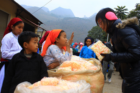 Ngày thường các em vẫn đi học, đến cuối tuần lại đi chợ bán chút quà kiếm thêm vài đồng Ngày thường các em vẫn đi học, đến cuối tuần lại đi chợ bán chút quà kiếm thêm vài đồng