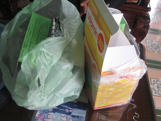 Hiện gia đình bà Chén đang phải cố gắng chạy chữa cho con gái mình bằng đủ loại thuốc Hiện gia đình bà Chén đang phải cố gắng chạy chữa cho con gái mình bằng đủ loại thuốc