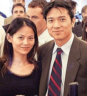 Mã Đông Mai cùng chồng, Lý Nhan Hồng, lập nên đế chế tìm kiếm Baidu lừng lẫy Trung Quốc. Hai vợ chồng quyết định để Lý về nước gây dựng sự nghiệp trước, để Mã ở lại duy trì thu nhập tại Mỹ để đề phòng bất trắc.