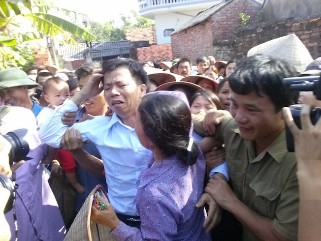 Trong vòng vây của dân làng