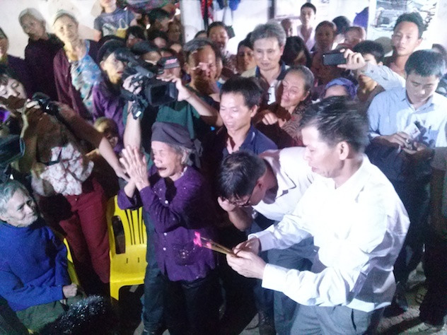 Ah Chấn thắp hương ở bàn thờ của tổ tiên