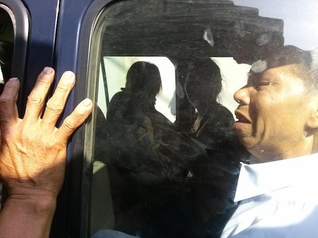 Nhìn cảnh bà con đến đón, anh Chấn bật khóc.