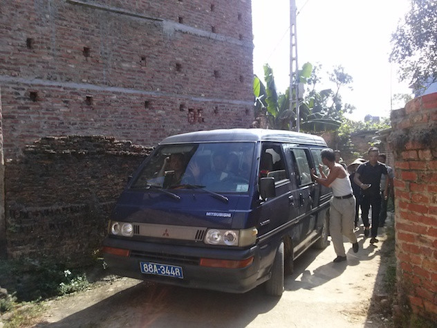 Xe về đến cổng