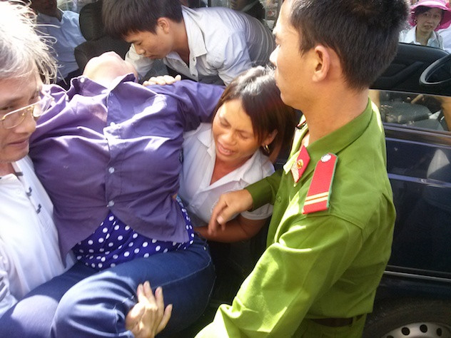 Về đến nơi thì chị Chiến- vợ anh Chấn lại bị ngất