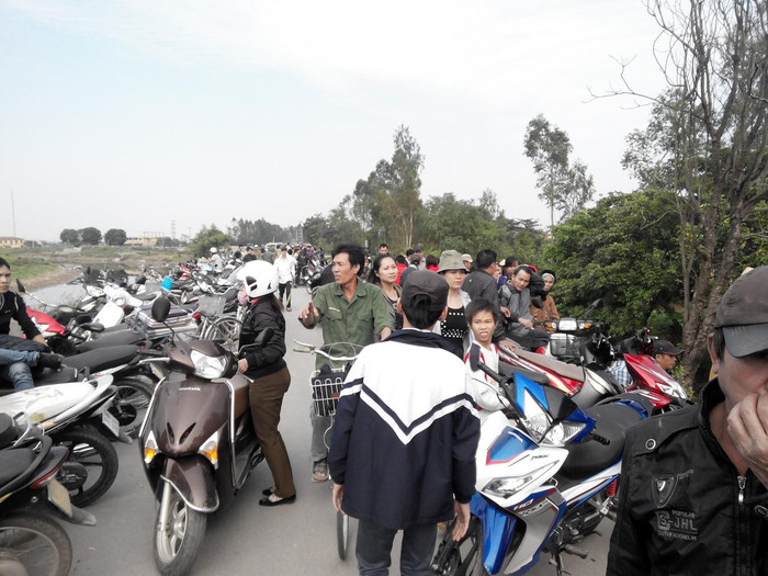 Rất nhiều người dân địa phương đã đến hiện trường vụ án.