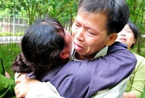 Vợ chồng anh Chấn nghẹn ngào ngày đoàn tụ. Vợ chồng anh Chấn nghẹn ngào ngày đoàn tụ.