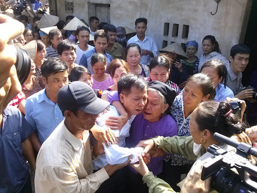 Ông Nguyễn Thanh Chấn trở về nhà sau 10 năm chịu án oan Ông Nguyễn Thanh Chấn trở về nhà sau 10 năm chịu án oan