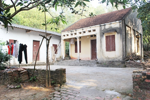 Chung có thời gian về ở cùng nhà (ảnh) với bố và mẹ kế là bà Nguyễn Thị Lành ở thôn Me Chung có thời gian về ở cùng nhà (ảnh) với bố và mẹ kế là bà Nguyễn Thị Lành ở thôn Me