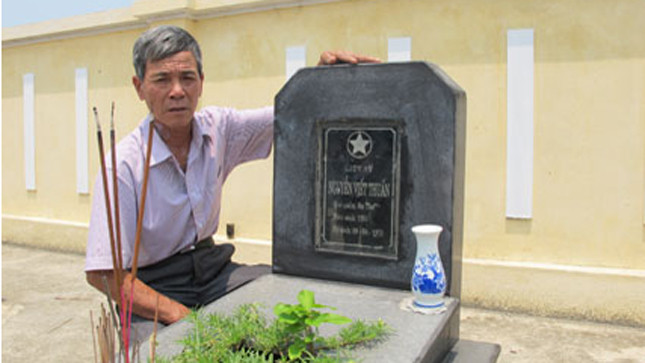 Ông Thuấn bên “ngôi mộ” của mình Ông Thuấn bên “ngôi mộ” của mình