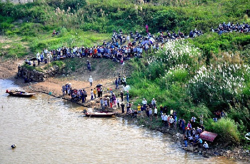 Hàng nghìn người đứng xem tìm kiếm thi thể chị Huyền Hàng nghìn người đứng xem tìm kiếm thi thể chị Huyền