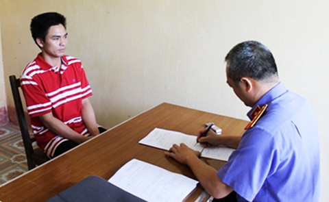 Hung thủ Lý Nguyễn Chung (trái)