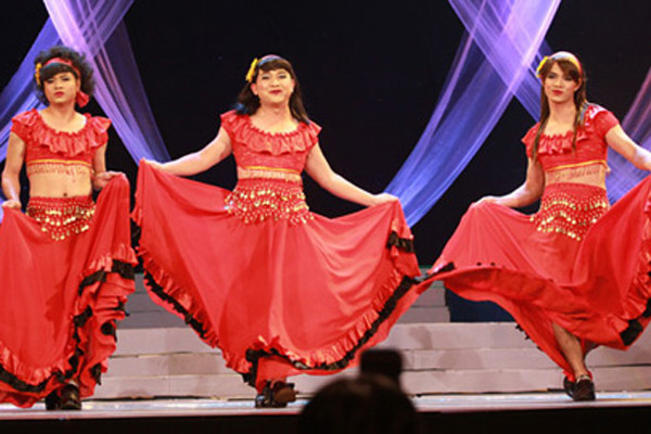 Tạo hình giả gái của Xuân Bắc trong 1 chương trình cùng Tự Long.